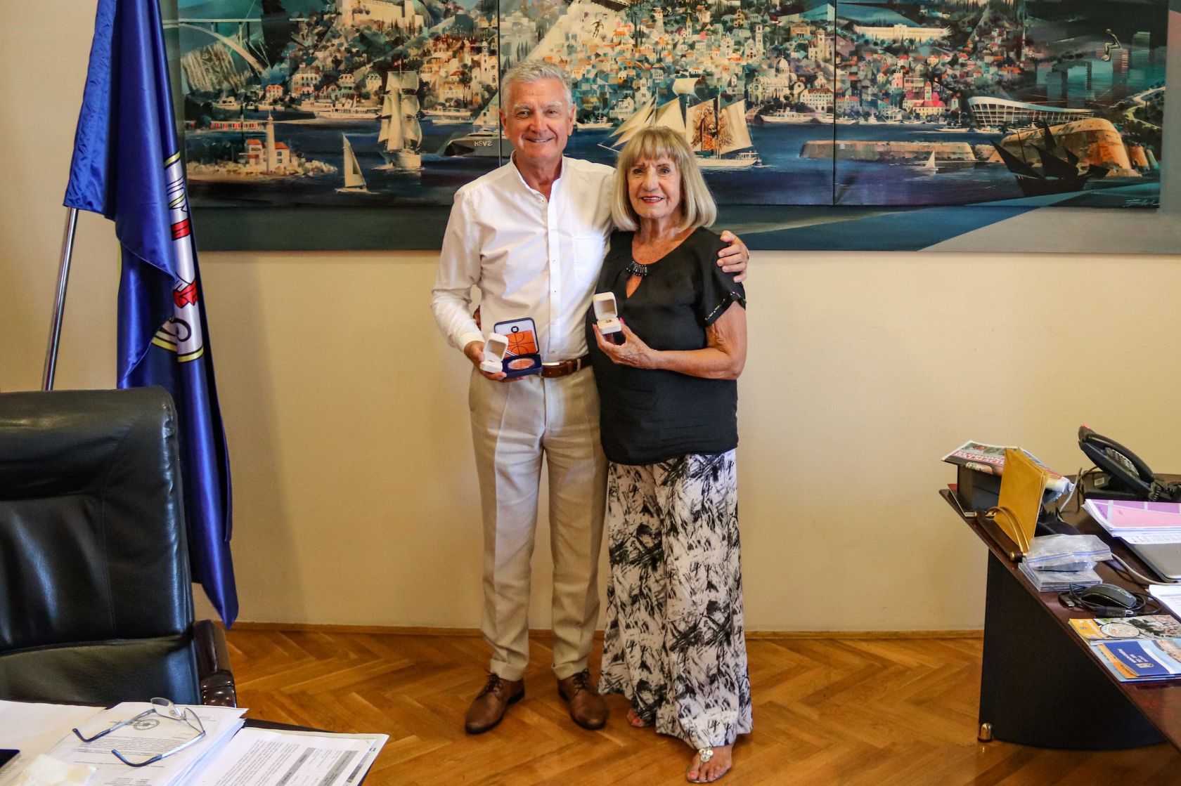 Biserka Petrović darovala gradonačelniku Buriću srebrnjak s likom Dražena Petrovića 